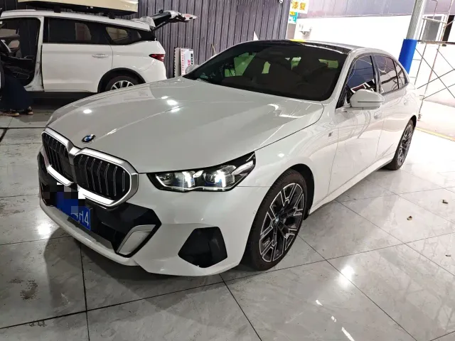 Фотография автомобиля — BMW 5 Series