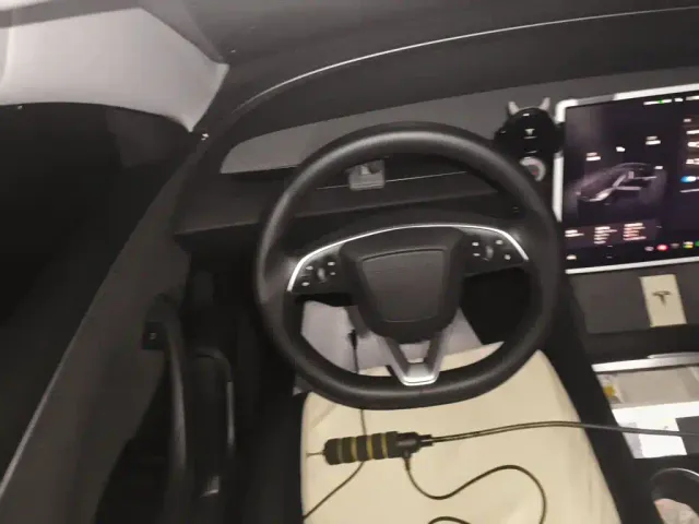 Tesla Model 3 — Фото автомобиля 6
