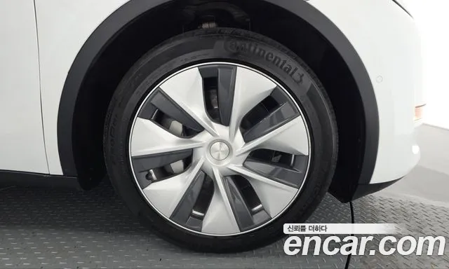 Tesla Model Y — Фото автомобиля 6