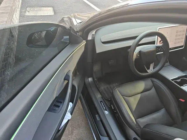 Tesla Model 3 — Фото автомобиля 12