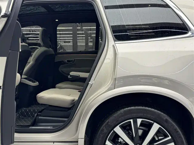 Volvo XC90 — Фото автомобиля 7