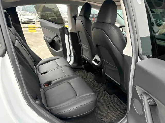 Tesla Model Y — Фото автомобиля 13