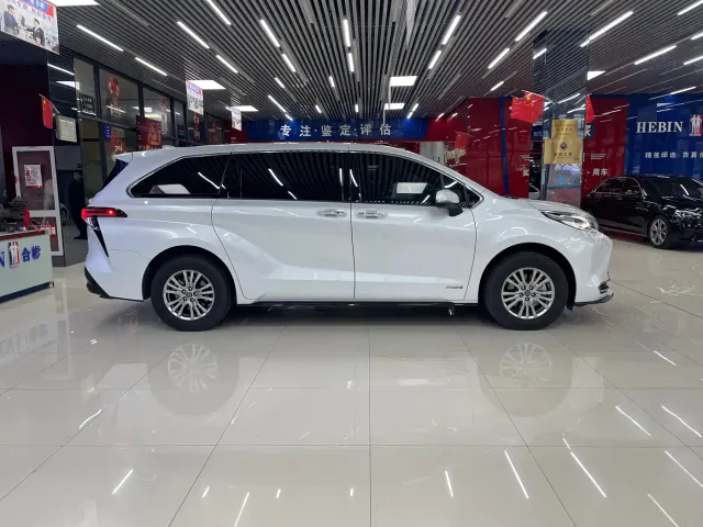 Toyota Sienna — Фото автомобиля 19