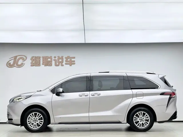 Toyota Sienna — Фото автомобиля 3
