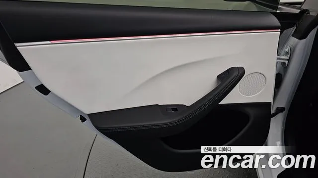 Tesla Model 3 — Фото автомобиля 13