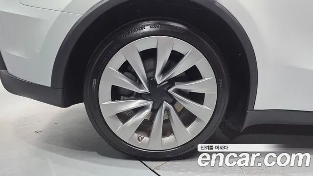 Tesla Model Y — Фото автомобиля 5