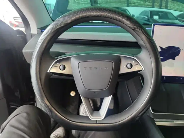 Tesla Model Y — Фото автомобиля 10