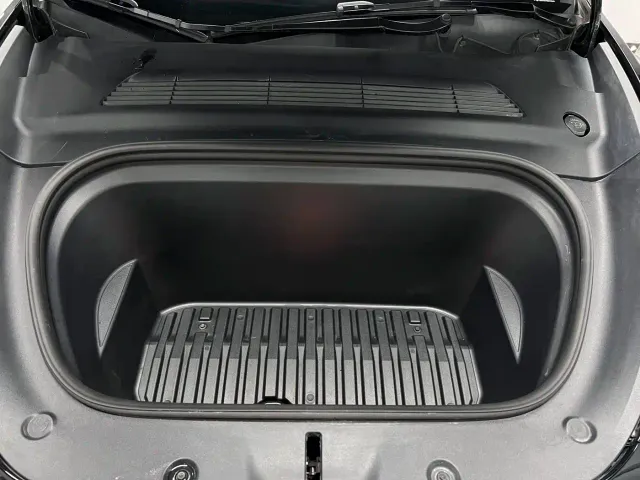 Tesla Model Y — Фото автомобиля 9