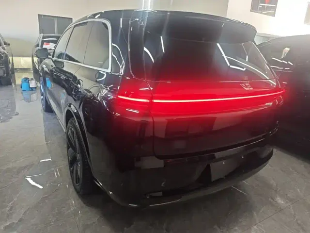 Li Auto L8 — Фото автомобиля 4
