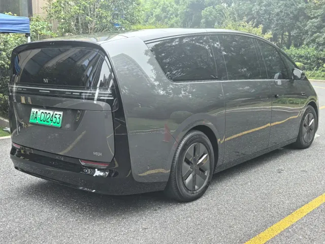 Li Auto MEGA — Фото автомобиля 6