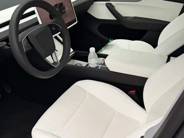 Tesla Model Y — Фото автомобиля 17