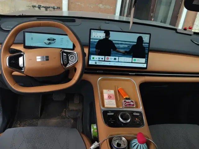 Geely Galaxy Starship 7 EM-i — Фото автомобиля 12