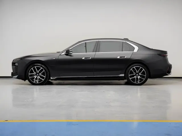 BMW i7 — Фото автомобиля 9