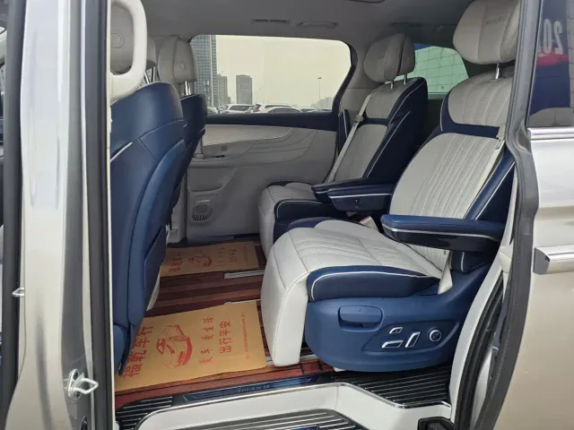 Roewe iMAX8 — Фото автомобиля 9