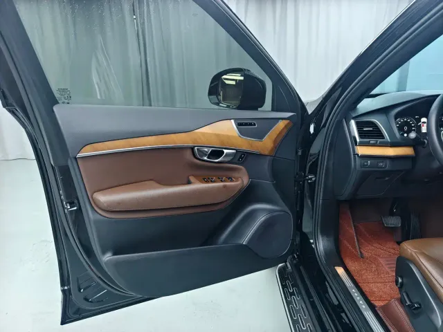 Volvo XC90 — Фото автомобиля 7