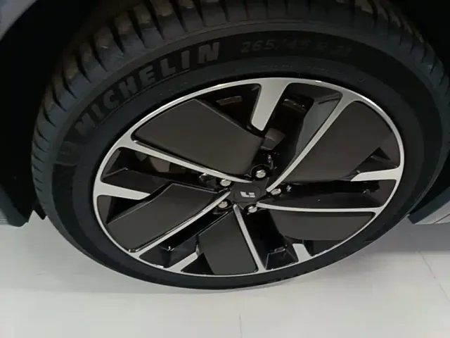 Li Auto L7 — Фото автомобиля 22