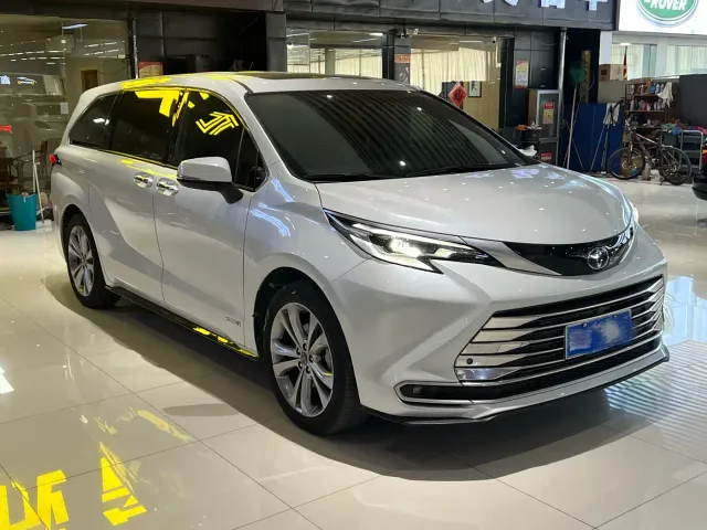 Toyota Sienna — Фото автомобиля 3