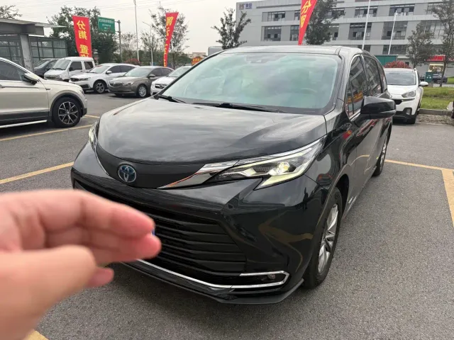 Фотография автомобиля — Toyota Sienna