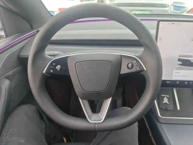 Tesla Model Y L — Фото автомобиля 10