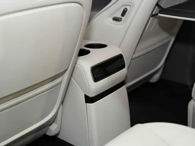 Li Auto i8 — Фото автомобиля 13