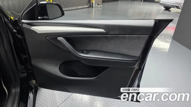 Tesla Model Y — Фото автомобиля 14