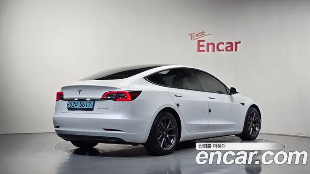 Tesla Model 3 — Фото автомобиля 2