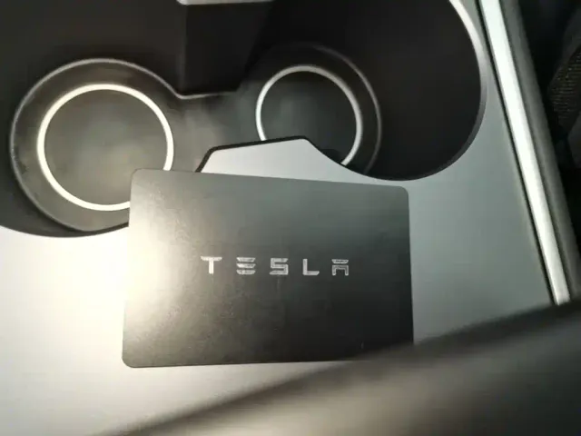Tesla Model Y — Фото автомобиля 8