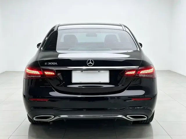 Mercedes-Benz E-Class — Фото автомобиля 4