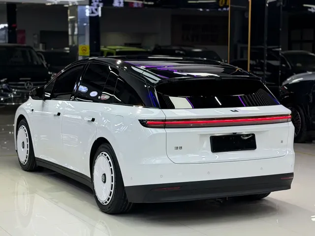 Li Auto i6 — Фото автомобиля 11