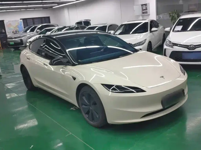 Tesla Model 3 — Фото автомобиля 3