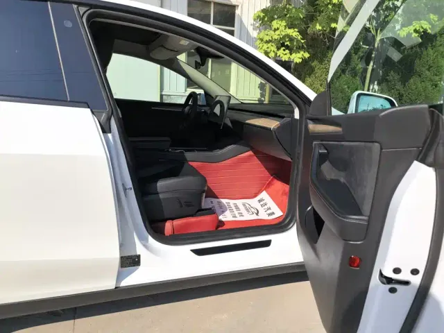 Tesla Model Y — Фото автомобиля 11