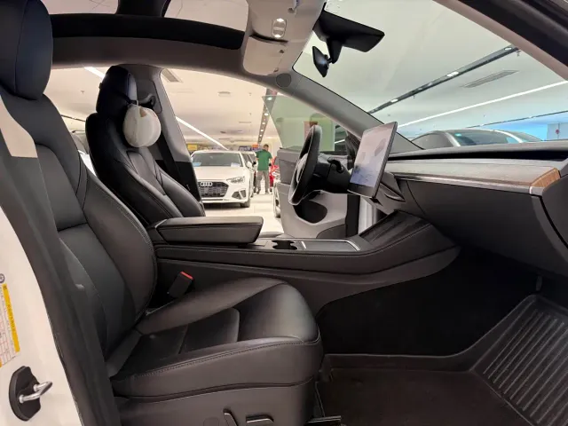 Tesla Model Y — Фото автомобиля 12