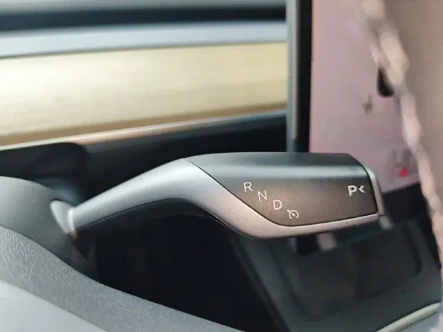 Tesla Model Y — Фото автомобиля 15