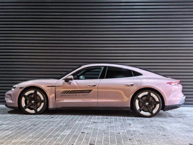 Porsche Taycan — Фото автомобиля 3