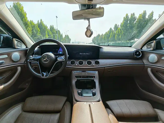 Mercedes-Benz E-Class — Фото автомобиля 4