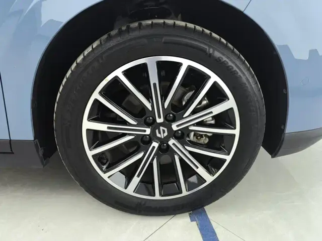 Leapmotor B10 — Фото автомобиля 6