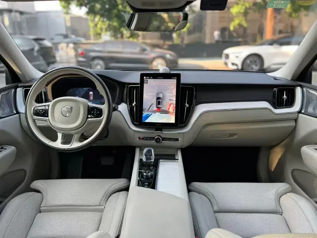 Volvo XC60 — Фото автомобиля 7