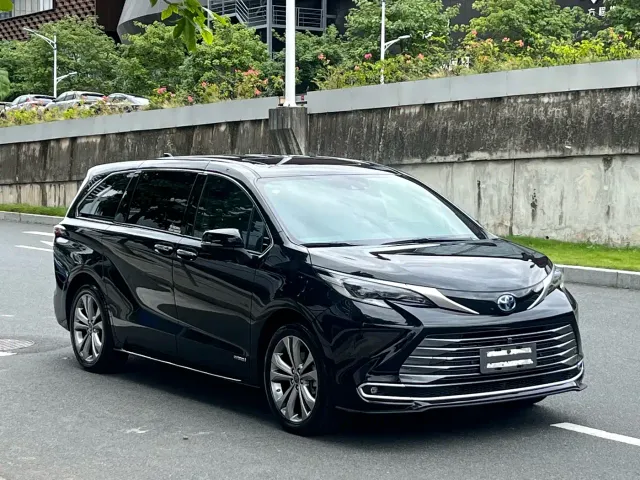 Toyota Sienna — Фото автомобиля 2