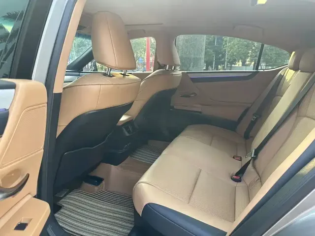 Lexus Lexus ES 2025 300h Ultimate Edition — Фото автомобиля 4
