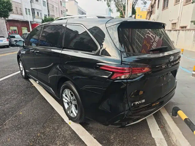 Toyota Sienna — Фото автомобиля 4
