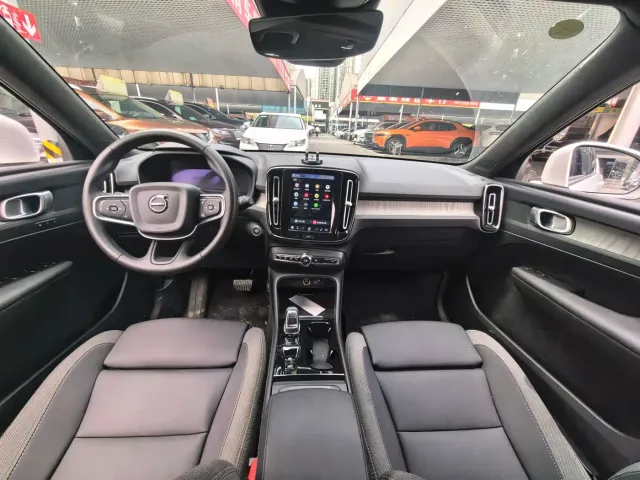 Volvo XC40 — Фото автомобиля 5