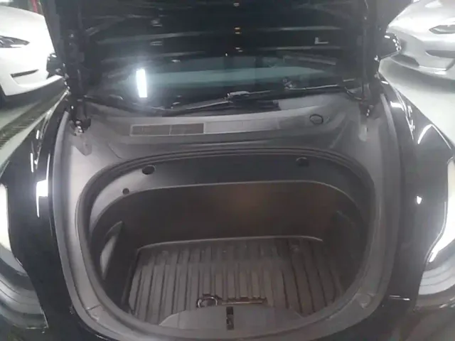 Tesla Model 3 — Фото автомобиля 19