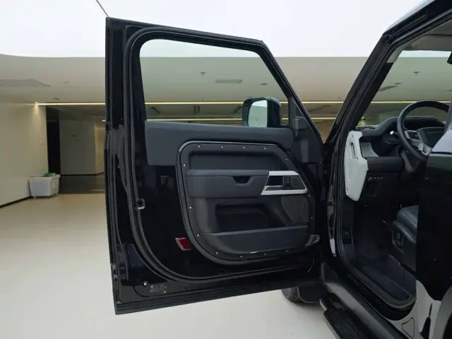 Land Rover Defender — Фото автомобиля 16