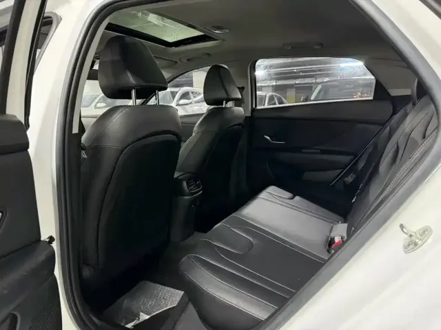 Hyundai Elantra 2022 1.5L CVT LUX Premium Edition — Фото автомобиля 5