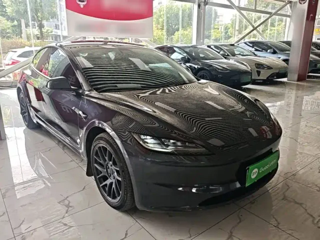 Tesla Model 3 — Фото автомобиля 3
