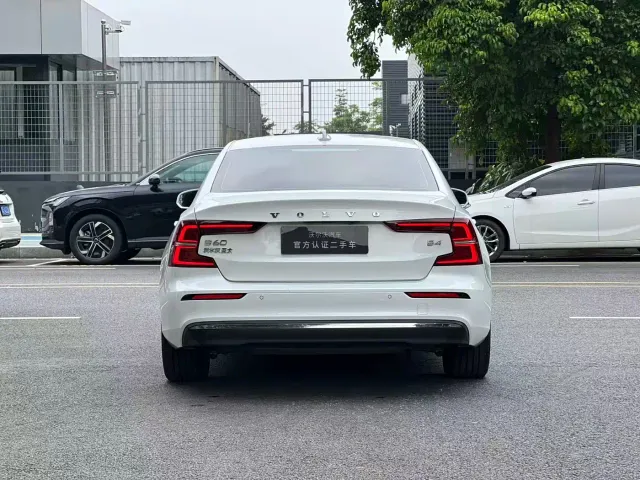 Volvo S60 — Фото автомобиля 5