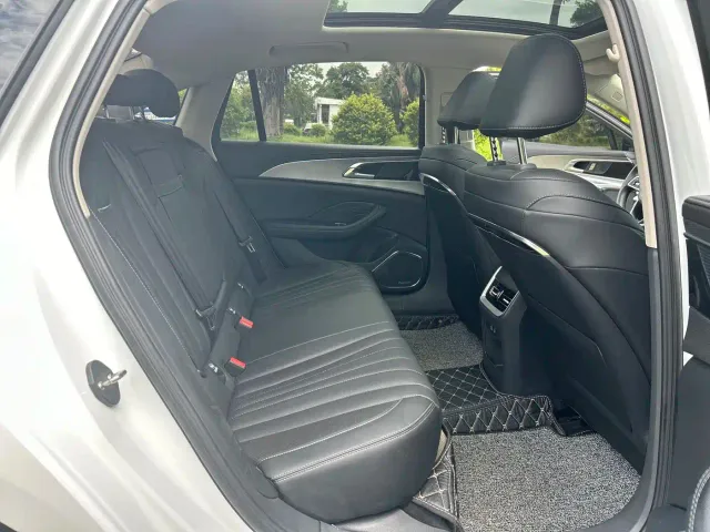 Hongqi H5 — Фото автомобиля 15