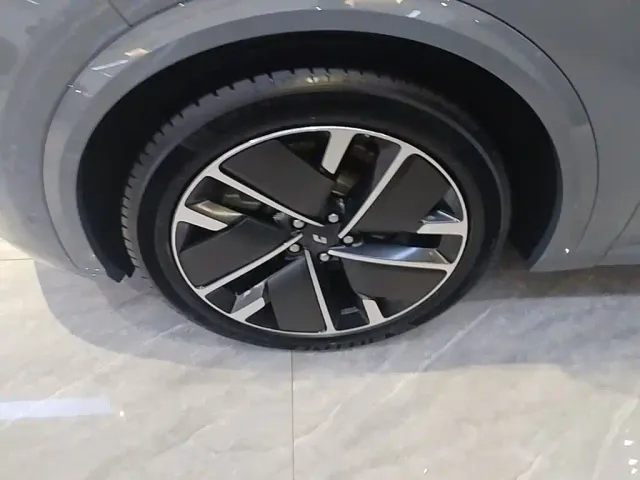 Li Auto L8 — Фото автомобиля 22