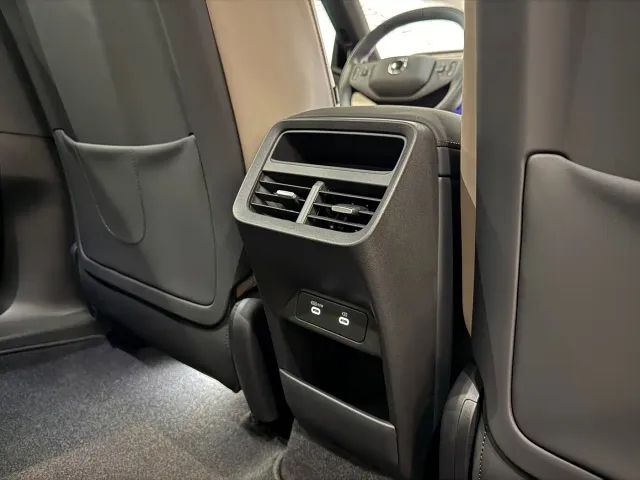 Volvo XC70 Plug-in Hybrid — Фото автомобиля 13