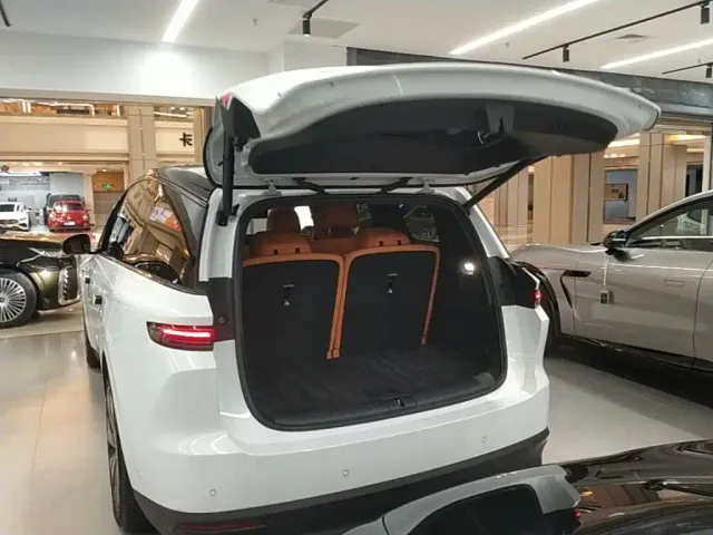 Li Auto i8 — Фото автомобиля 18